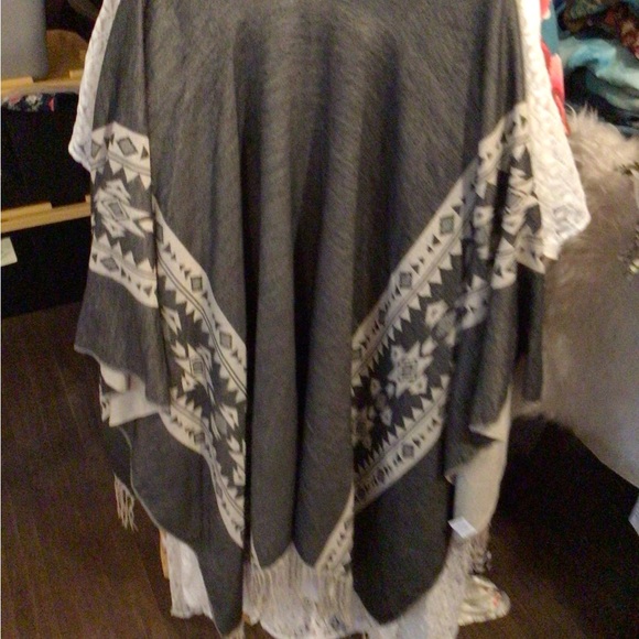 NEW!Boho Aztec faded poncho - Picture 3 of 6